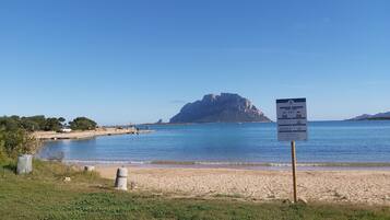 In Strandnähe, weißer Sandstrand
