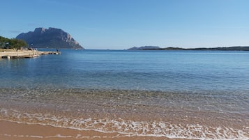 In Strandnähe, weißer Sandstrand