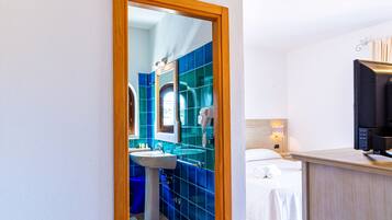Frigobar, escrivaninha, Wi-Fi de cortesia, roupa de cama