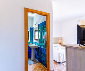 Minibar, escritorio, wifi gratis y ropa de cama 