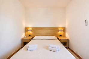 Economy Room | Minibar, desk, WiFi (free), bed sheets - Hotel Il Faro di Molara (Loiri Porto San Paolo)