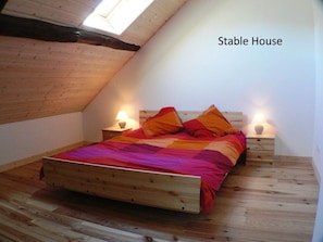 5 bedrooms, iron/ironing board, Internet, bed sheets