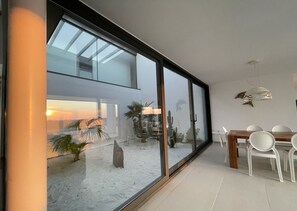 Outdoor dining - VILLA PINELL (Torroella de Montgri)
