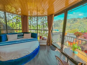 Escritorio, wifi gratis y ropa de cama