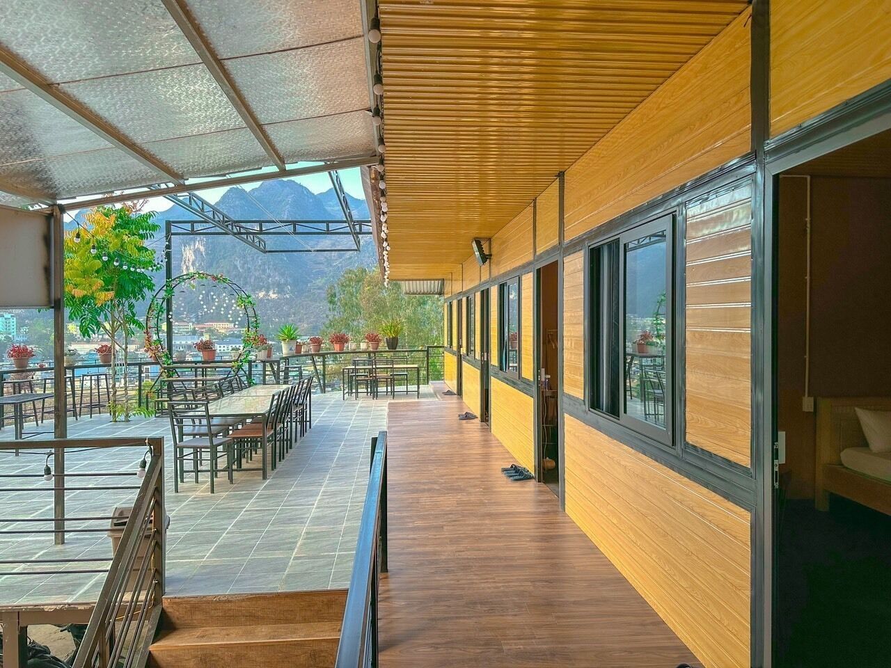 Doppia Standard | Una scrivania, Wi-Fi gratuito, lenzuola