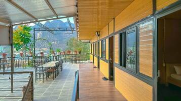 Doppia Standard | Una scrivania, Wi-Fi gratuito, lenzuola