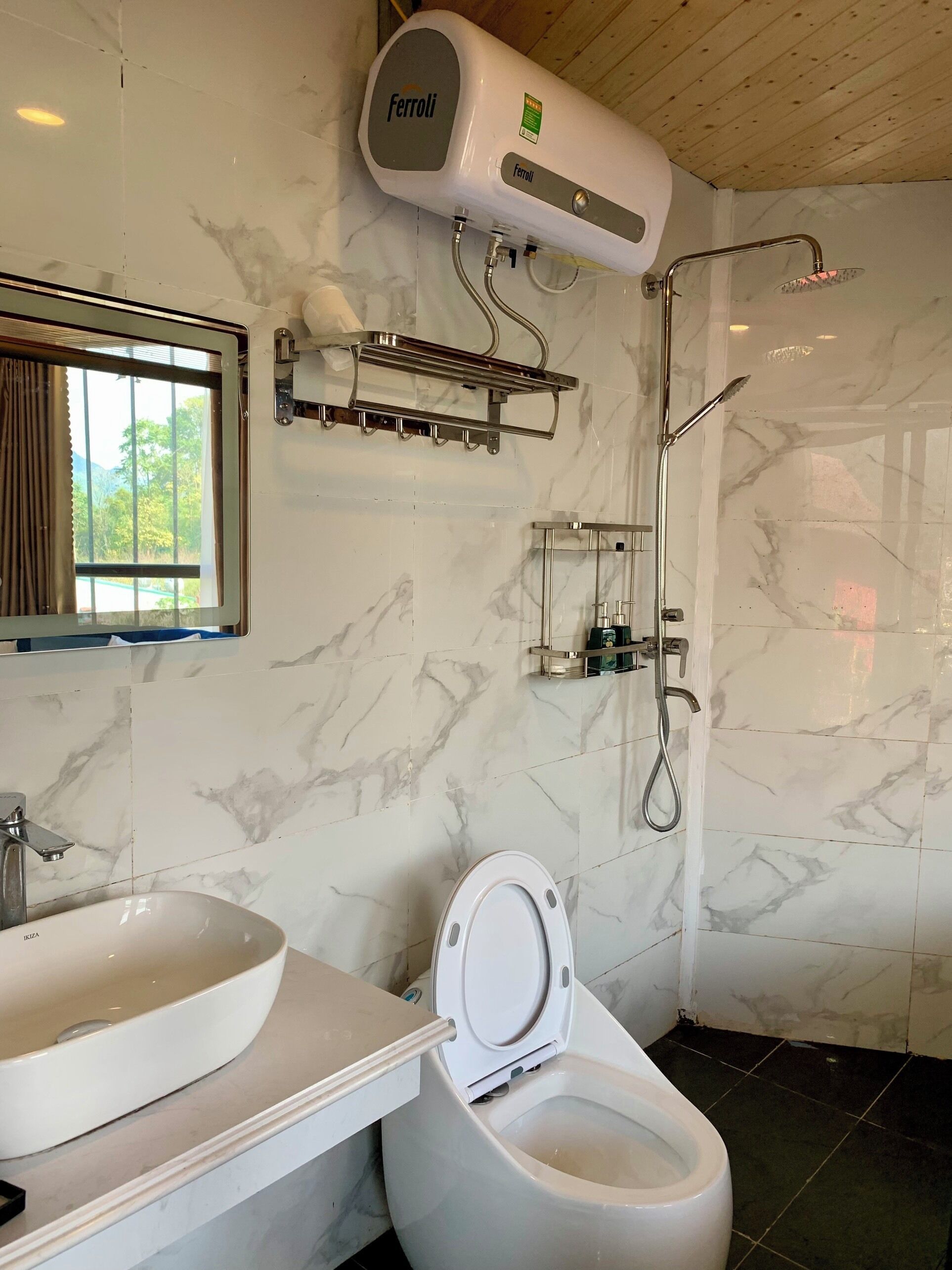 Deluxe-studiolejlighed | Badeværelse | Bruser, gratis toiletartikler, håndklæder, Sæbe