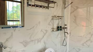 Deluxe-studiolejlighed | Badeværelse | Bruser, gratis toiletartikler, håndklæder, Sæbe