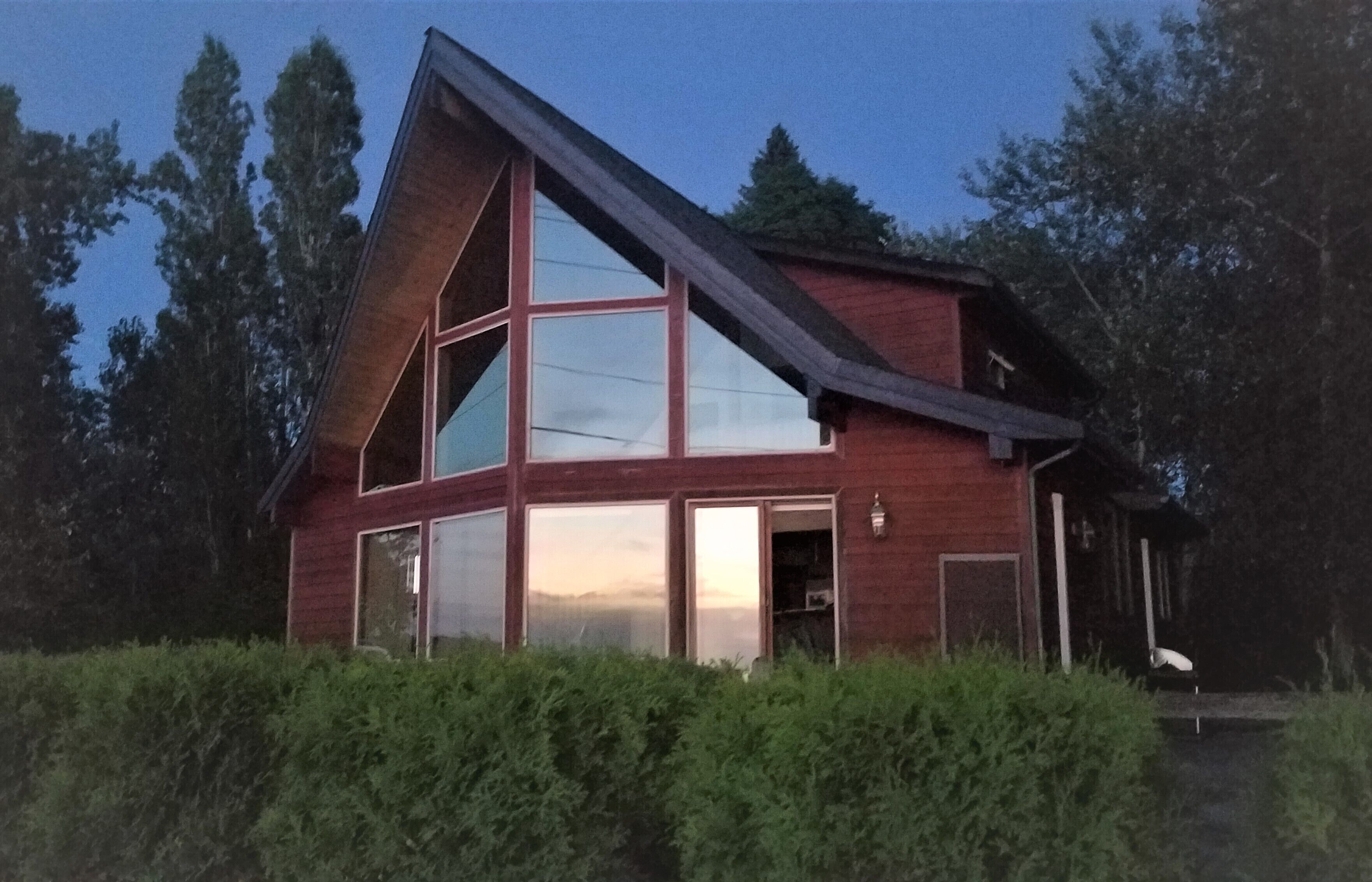 Spectacular indoor/outdoor views on a secluded part of Drayton Harbor. 