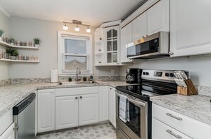 Mikrowelle, Ofen, Herdplatte, Geschirrspüler