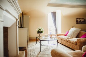 TV, fireplace, table tennis, stereo - Castle in Rome - Italy  (Collalto Sabino)