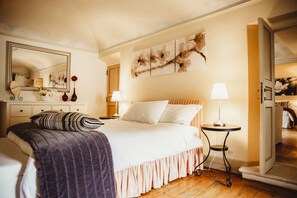 10 bedrooms, iron/ironing board, WiFi, bed sheets - Castle in Rome - Italy  (Collalto Sabino)