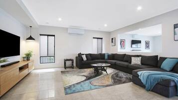 Fernseher, DVD-Player, Tischfußball, Bücher