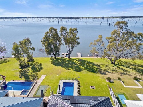 Yarrawonga's ultimate Waterfront holiday house sleeping up to 16 guests