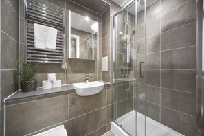 Residenza, 3 camere da letto | Bagno | Asciugacapelli, asciugamani, sapone, shampoo