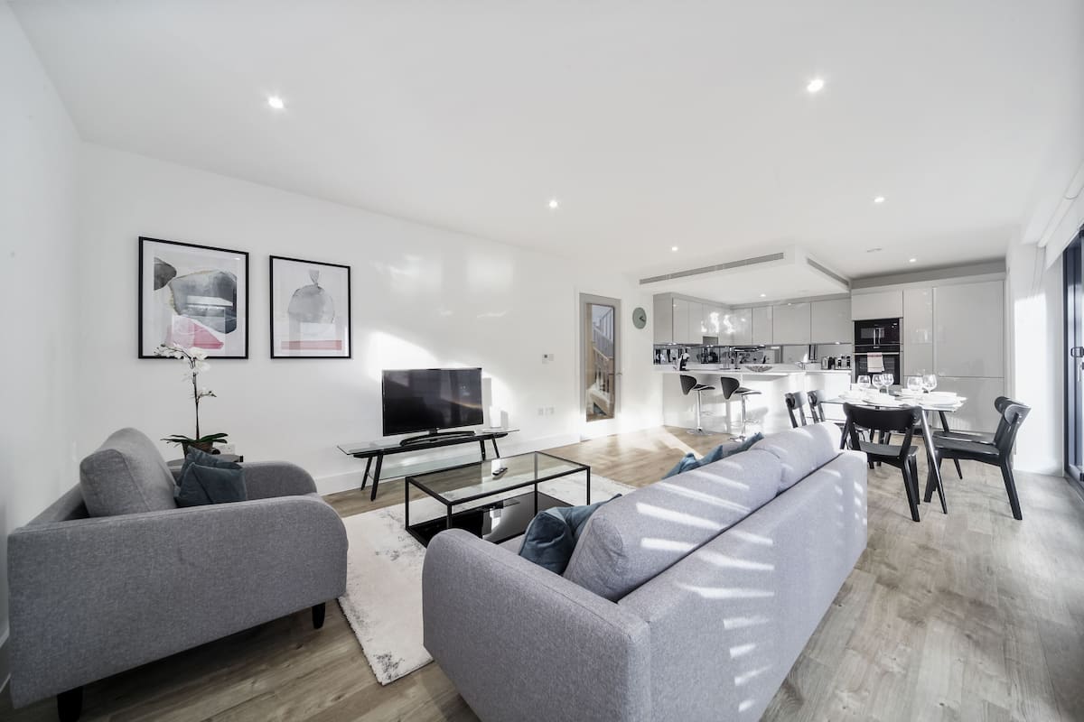 Townhome, 3 Bedrooms | Living room | 41-inch Smart TV with satellite channels, TV