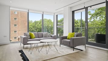 Premium appartement, 2 slaapkamers | Woonruimte | Een 41-inch smart-tv met satellietzenders en televisie