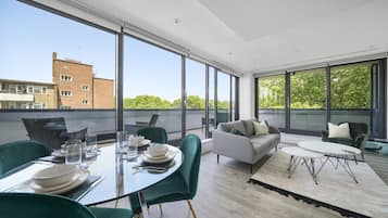 Premium appartement, 2 slaapkamers | Woonruimte | Een 41-inch smart-tv met satellietzenders en televisie