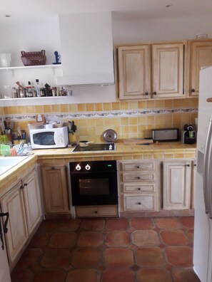 Microwave, oven, stovetop, coffee/tea maker