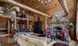 TV, fireplace, video games, ping pong - Luxury 7,500‑Sq‑Ft Lakefront Lodge, Private Dock & Snowmobile Access (Hayward)