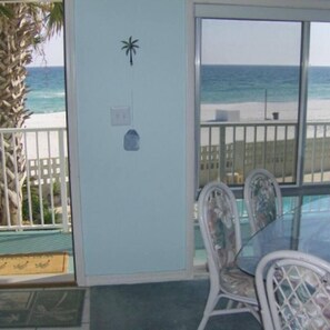 Dining - Pet friendly on the beach in uncrowded building (Fort Walton Beach)