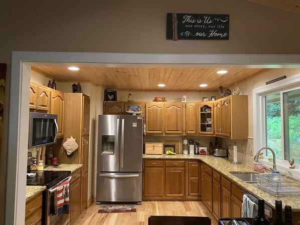 Fridge, microwave, oven, stovetop - Mountain Oasis Retreat with Skiing, Beach and Golf. (Newland)
