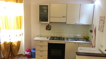 Réfrigérateur, four, plaque de cuisson, cafetiÚre/bouilloire