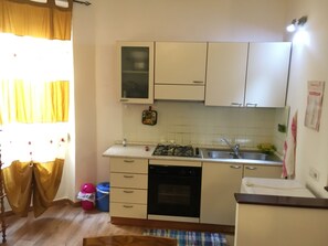 Réfrigérateur, four, plaque de cuisson, cafetière/bouilloire