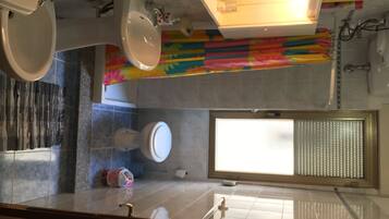 SĂšche-cheveux, serviettes fournies, savon, shampoing