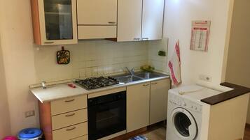 Réfrigérateur, four, plaque de cuisson, cafetiÚre/bouilloire