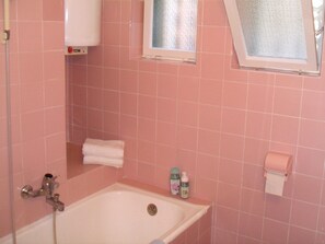 Tina, secadora de cabello, bidet, toallas 
