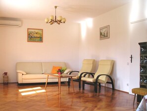 TV - House with a large terrace near the center (Hvar)