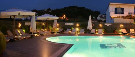 Kauden mukainen ulkouima-allas, aurinkovarjoja, aurinkotuoleja