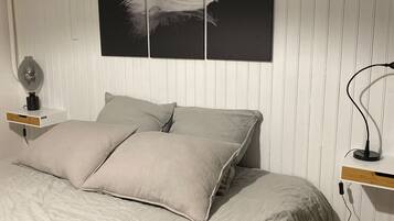 5 habitaciones, tabla de planchar con plancha y cuna de viaje