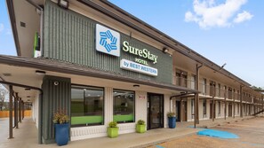 Un SureStay Hotel by Best Western con fachada moderna, amplias ventanas y aparcamiento.