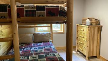 2 dormitorios, tabla de planchar con plancha, ropa de cama