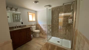 Douche, serviettes fournies, savon, shampooing