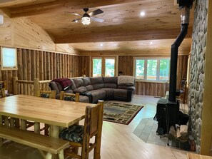 TV, fireplace, DVD player - Beautiful log cabin on the Pendleton Creek! (Iron River)