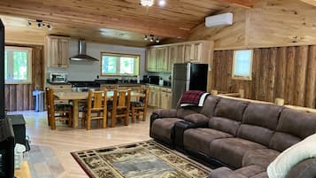 TV, caminetto, lettore DVD