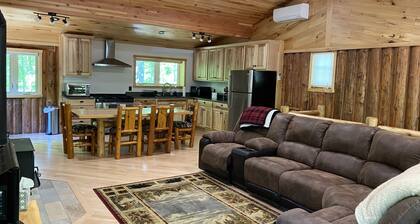Beautiful log cabin on the Pendleton Creek!