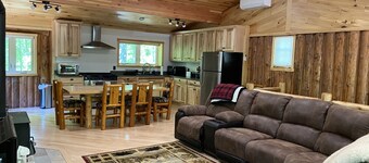 Beautiful log cabin on the Pendleton Creek!