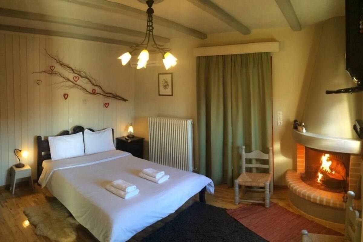 Double Room, Fireplace | Free cribs/infant beds, free WiFi, bed sheets