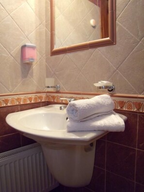 Habitación doble estándar | Baño | Regadera, amenidades de baño gratuitas, secadora de cabello, toallas