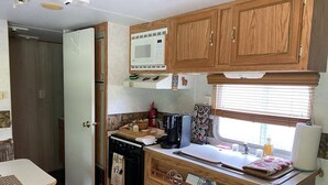 コーヒー / ティーメーカー、電子レンジ、ハイチェア、調理器具と食器