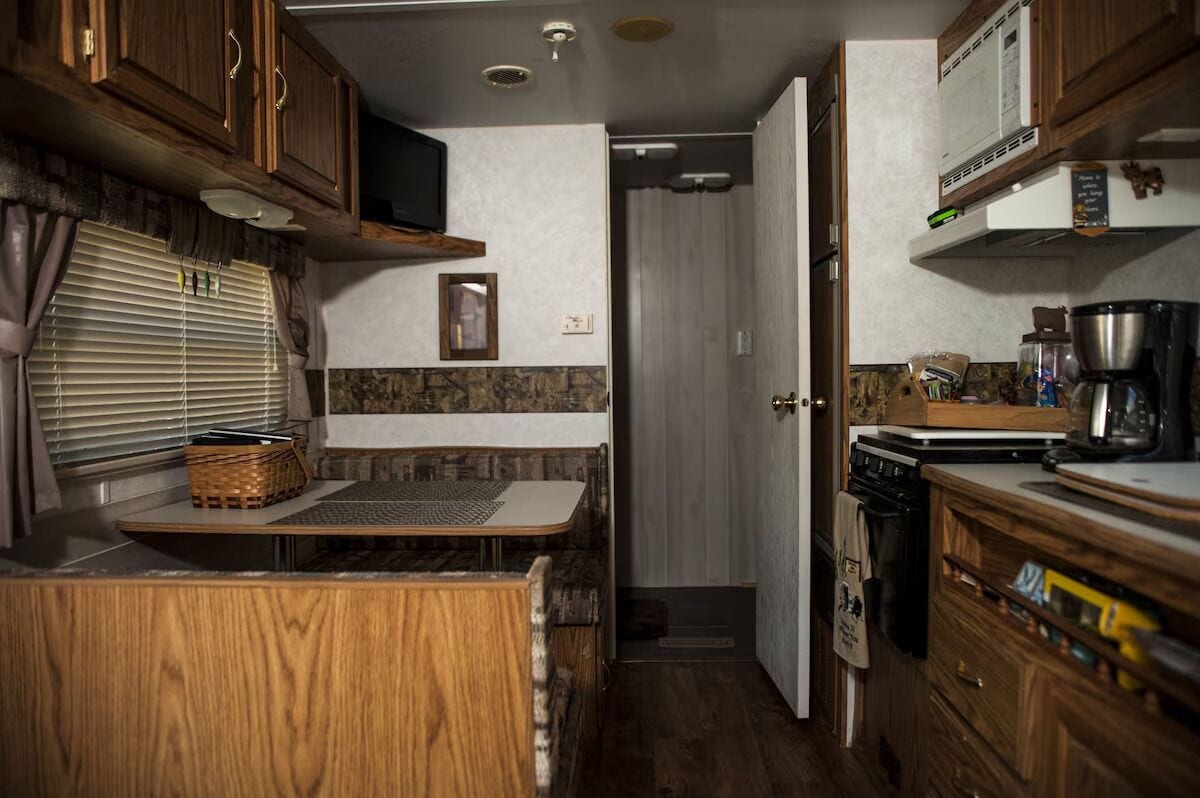 Four à micro-ondes, cafetière-théière, chaise haute