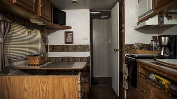 Four à micro-ondes, cafetière-théière, chaise haute