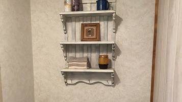 Ensemble baignoire-douche, séchoir à cheveux, serviettes fournies