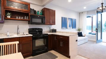 Frigorifero, microonde, forno, piano cottura