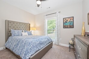 4 bedrooms, iron/ironing board, WiFi, bed sheets - Gorgeous new home, one level & convenient location (Brunswick)