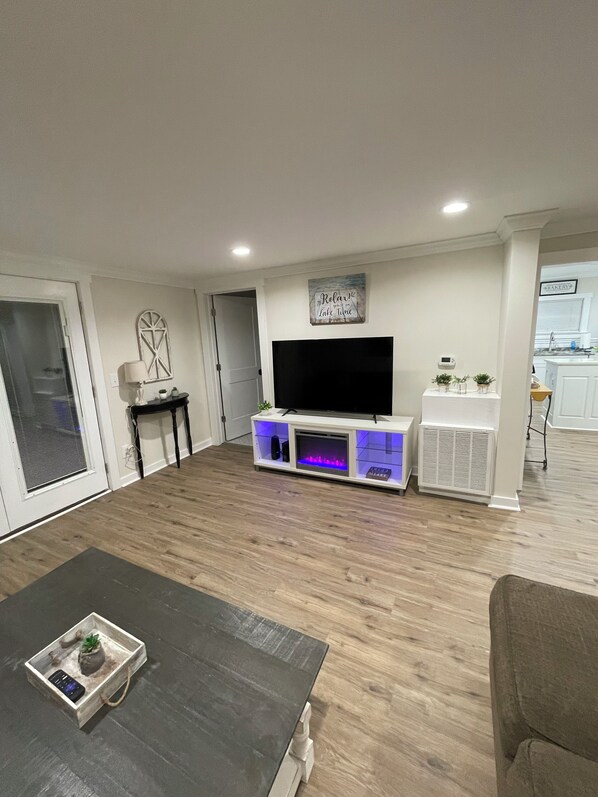 Smart TV - The Lake Life Retreat with Hot Tub (Grant)